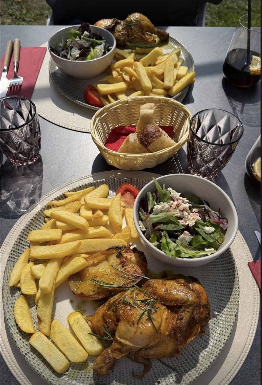 Poulet rôti, frites et salade