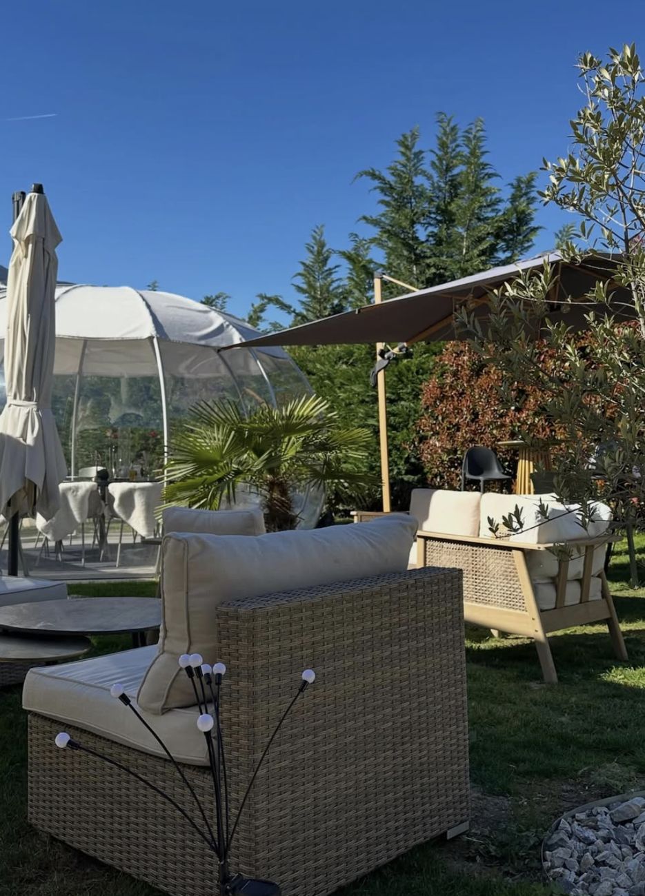 La terrasse du Chalet 504 en journée avec son dôme