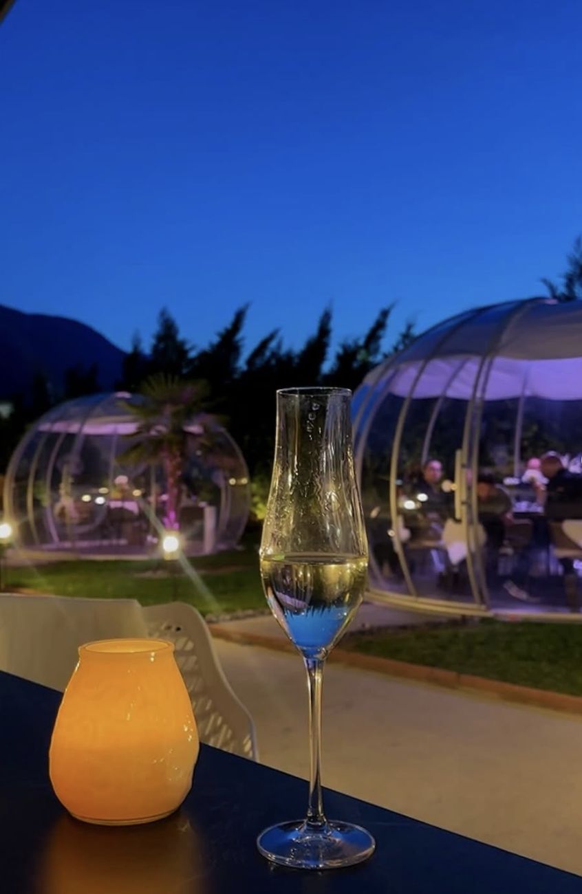 Un verre sur la terrasse à la tombée de la nuit, face aux dômes
